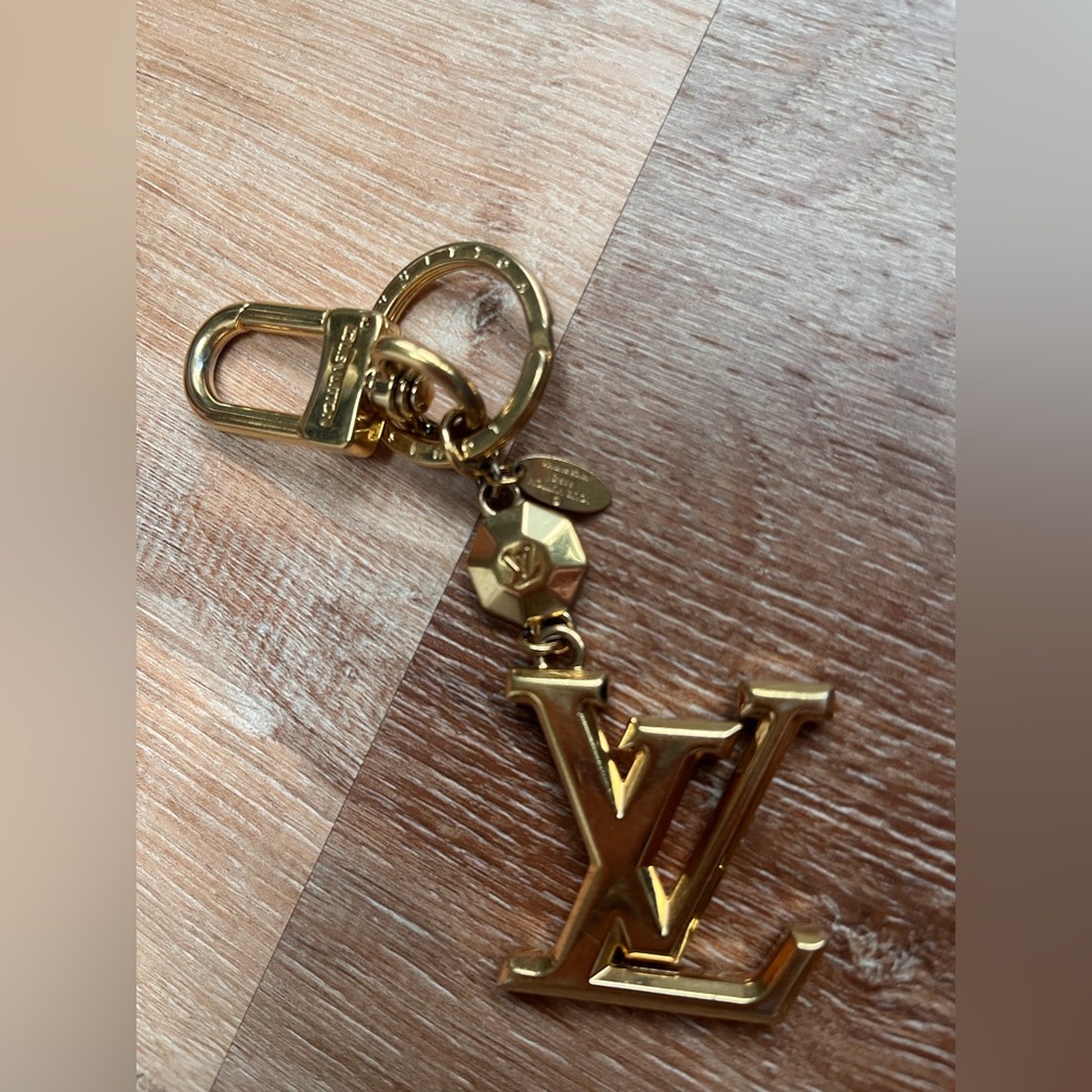 AUTH Louis Vuitton Alma BB Vernis Keychain Included! - Picture 10 of 16
